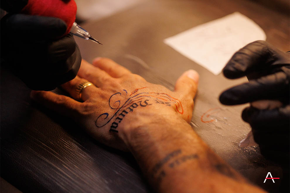 tatuagem lettering mão masculina