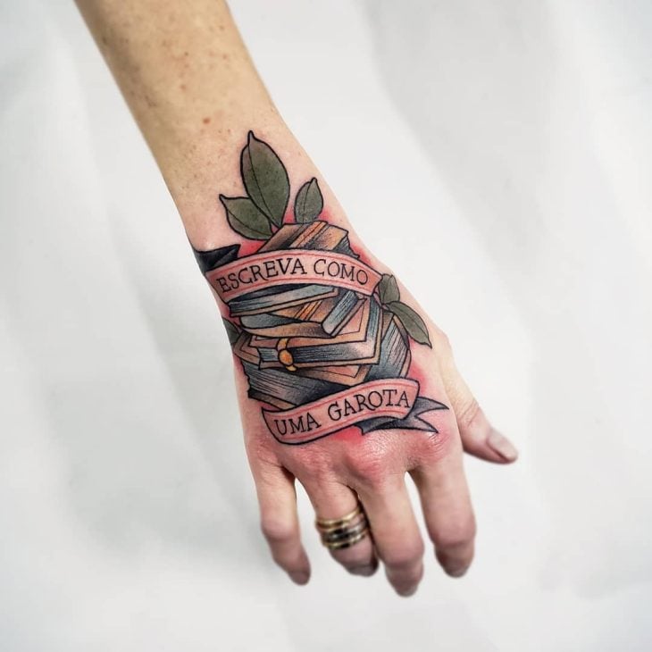 tatuagem geométrica mão masculina