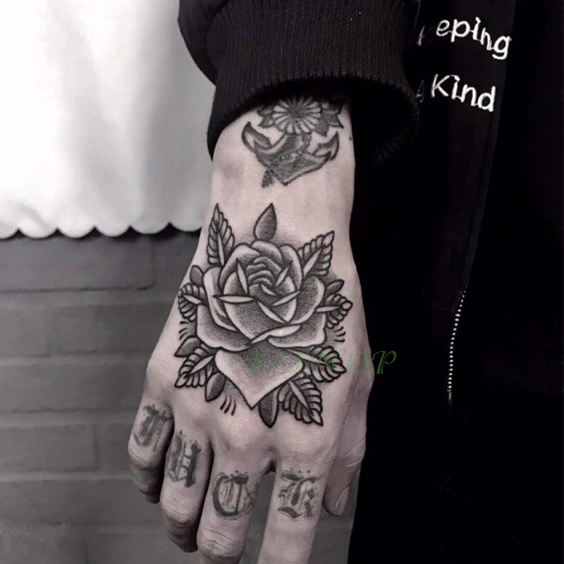 tatuagem tribal mão masculina