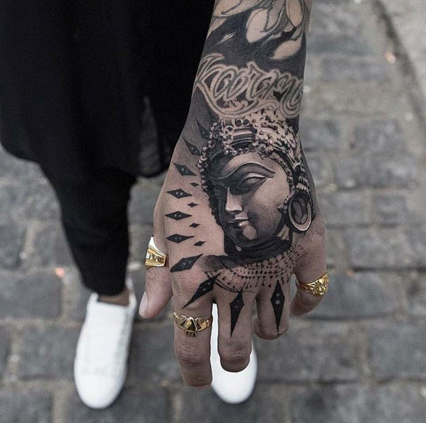 tatuagem realista mão masculina