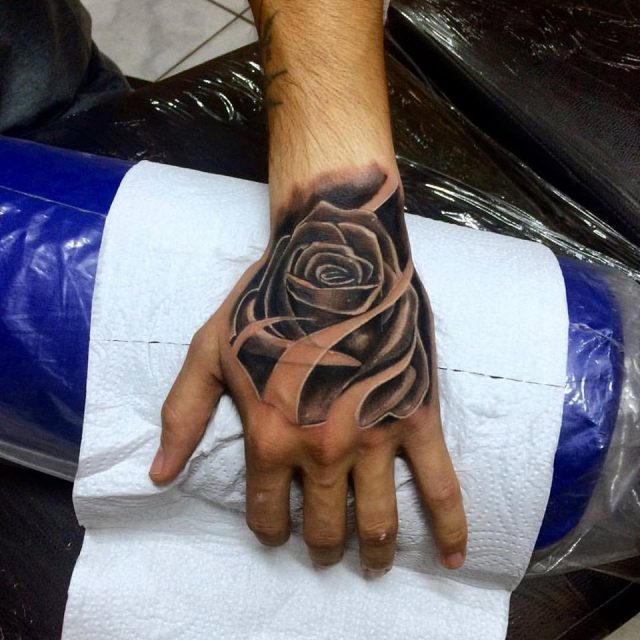 cuidados tatuagem mão masculina