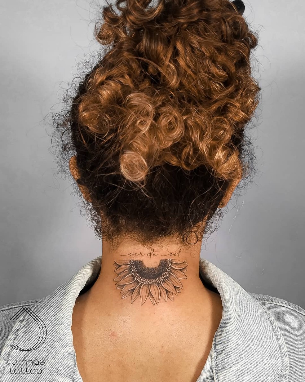 tatuagem delicada nuca
