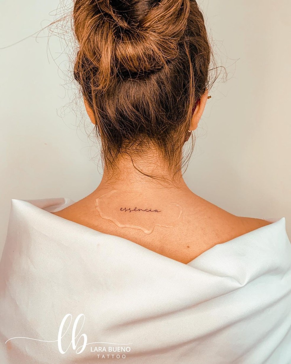 tatuagem pequena nuca