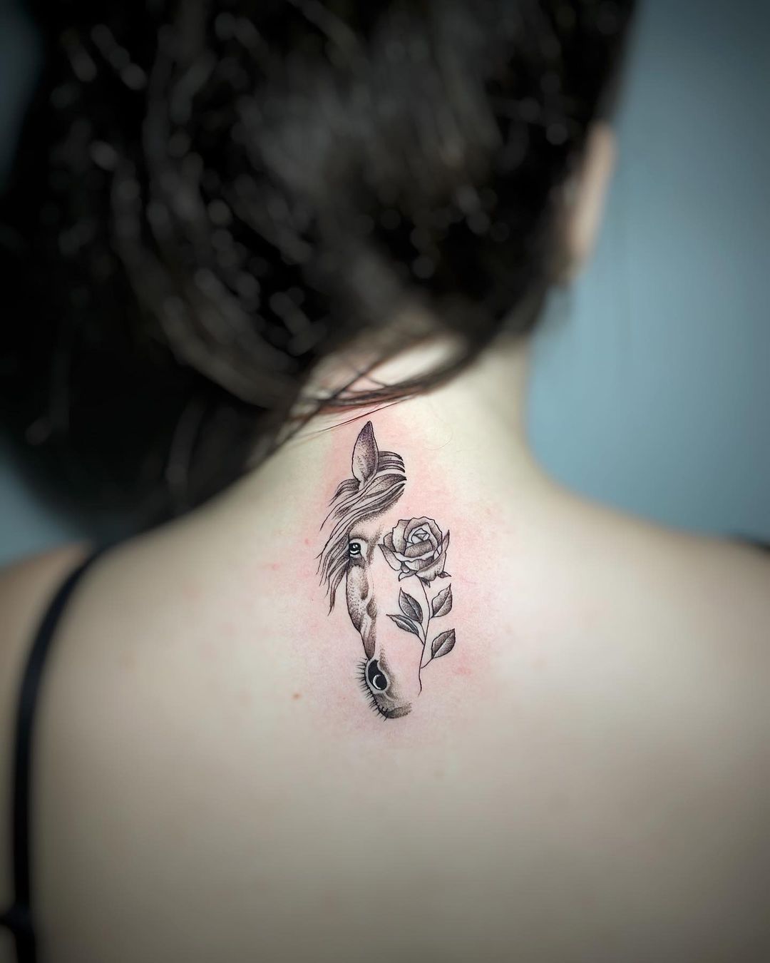 tatuagem de flor nuca