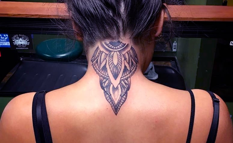 tatuagem minimalista nuca