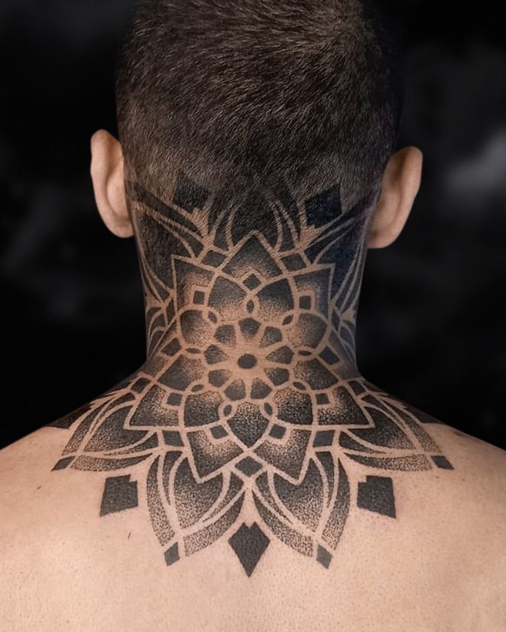 tatuagem de símbolo nuca