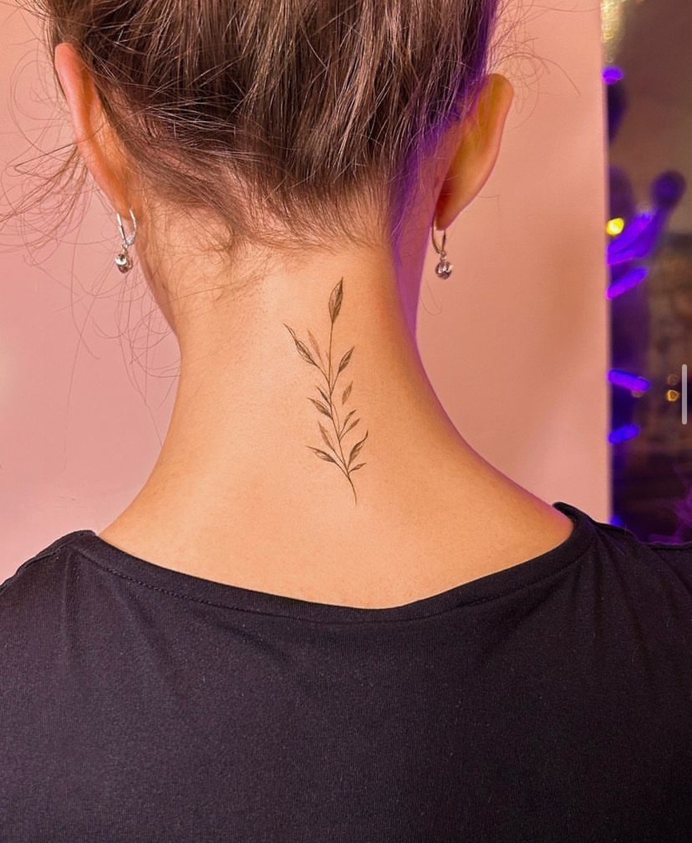 tatuagem discreta pescoço