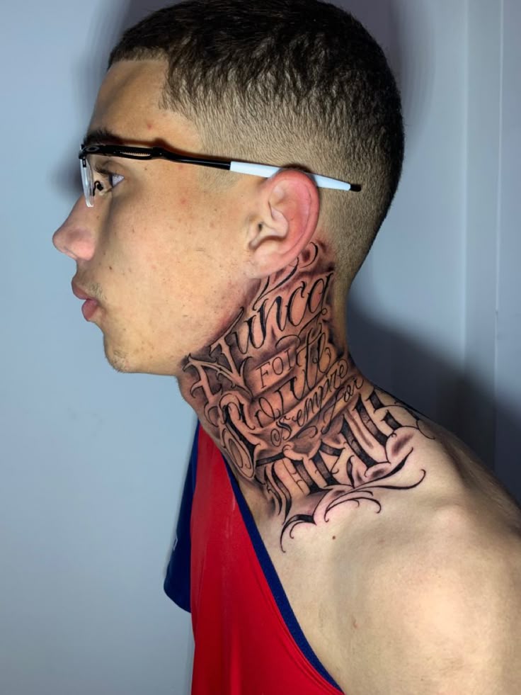 tatuagem pequena pescoço