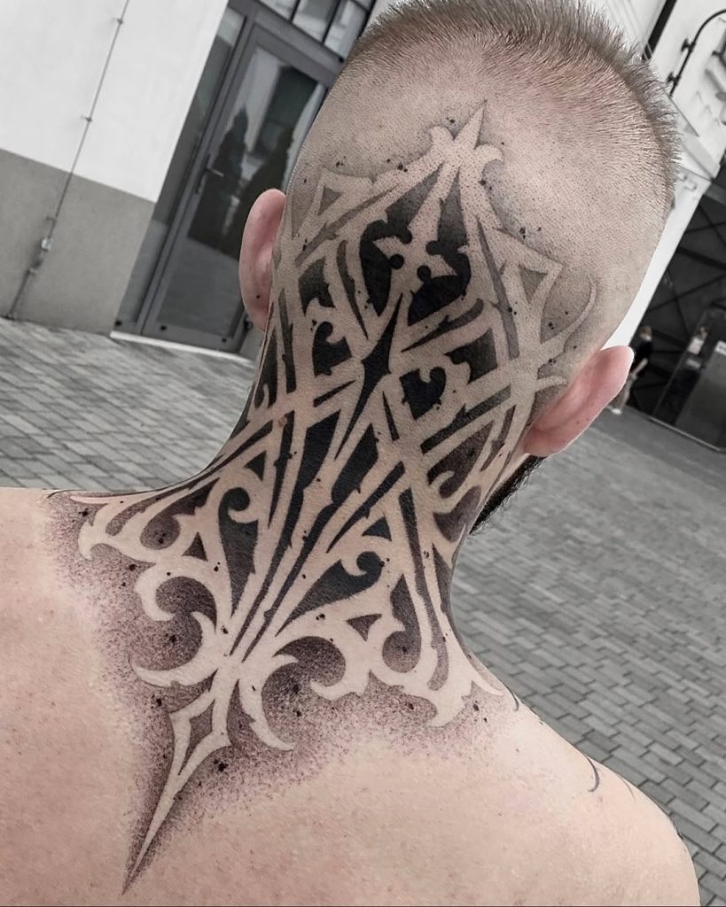 dor tatuagem pescoço