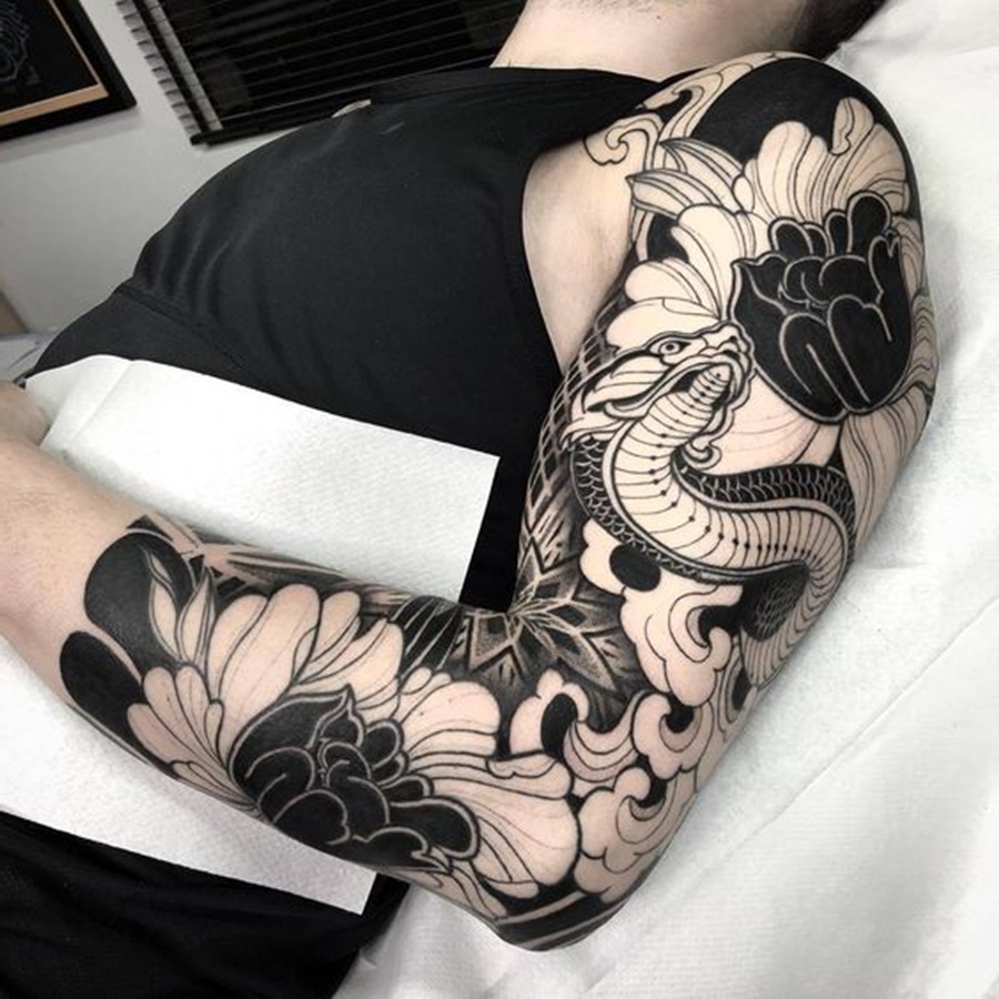 tatuagem religiosa braço homem preto e cinza