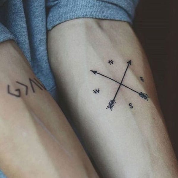 tatuagem braço masculino minimalista