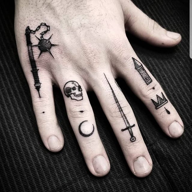tatuagem dedo masculina pequena
