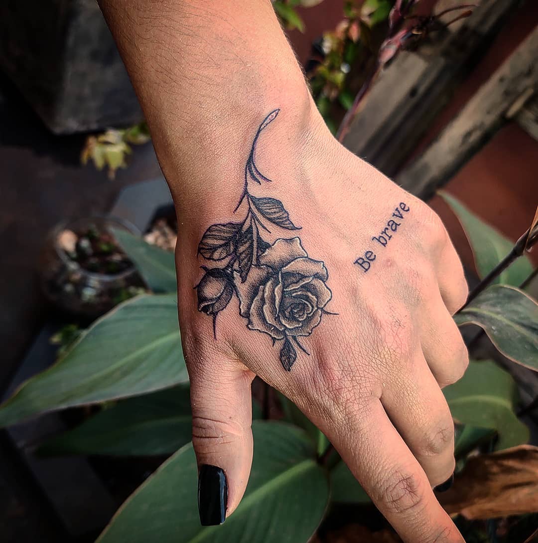 tatuagem braço e mão masculina