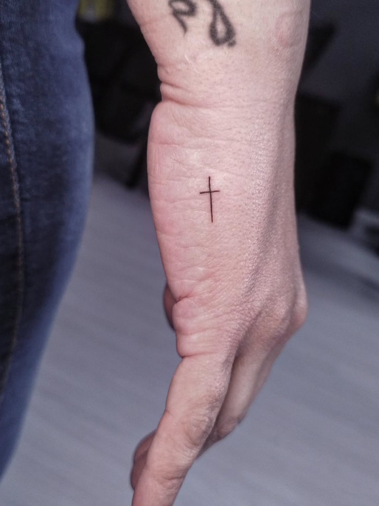 ideias tatuagem minimalista mão homem