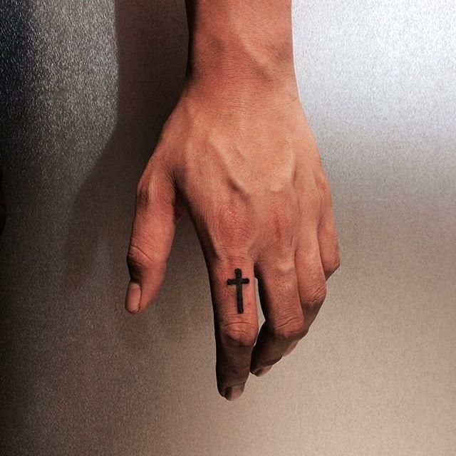tatuagem leão mão masculina