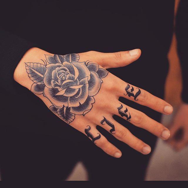 tatuagem minimalista dedo masculino