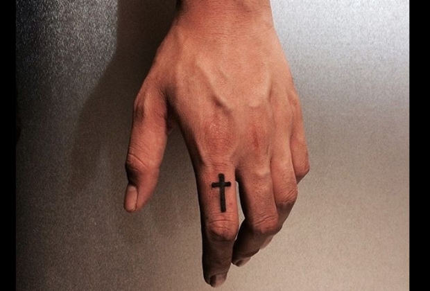 tatuagens discretas dedos masculinas