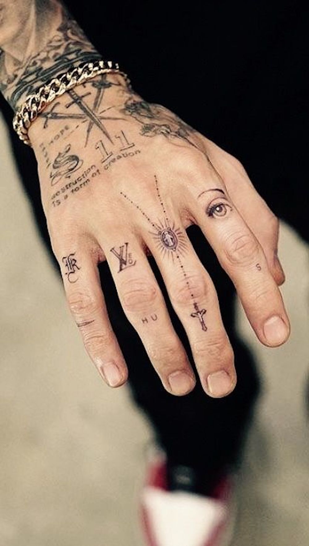 letras tatuagem dedo homem