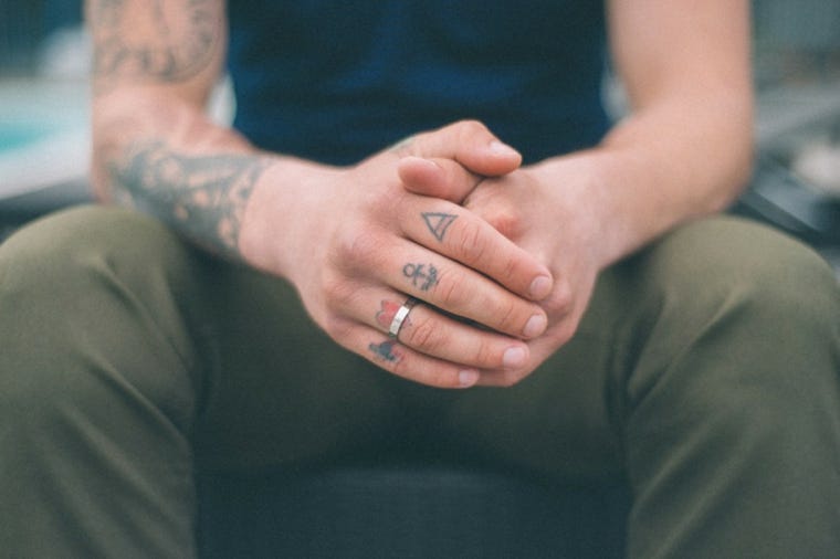 cuidados tatuagem dedo homem
