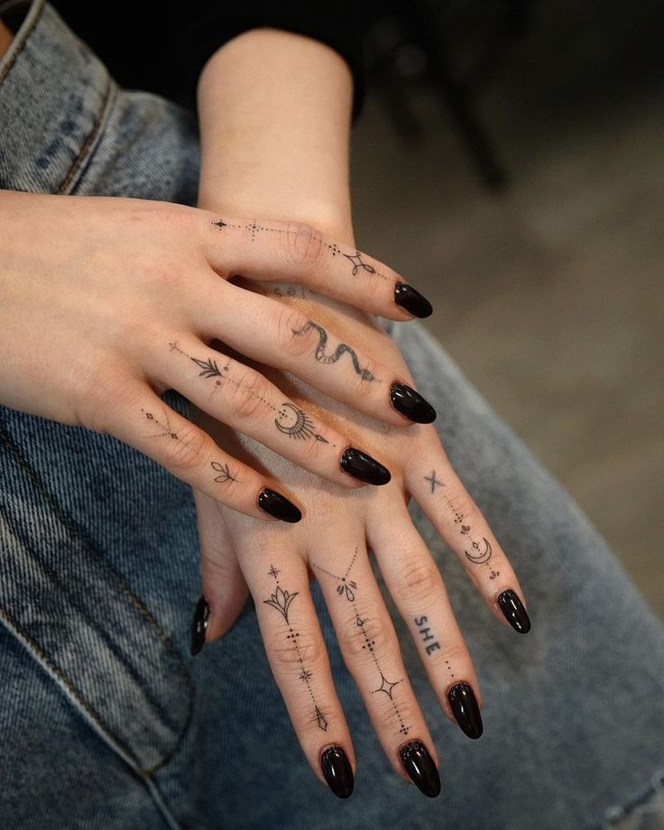 tatuagem minimalista dedo masculino