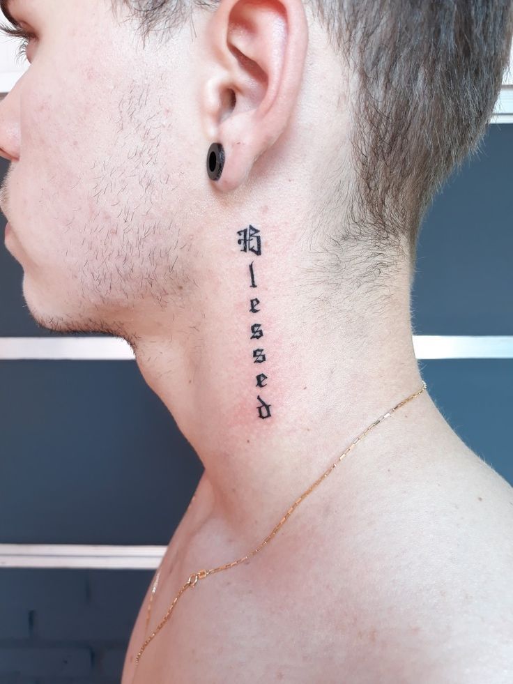 tatuagem frase pescoço