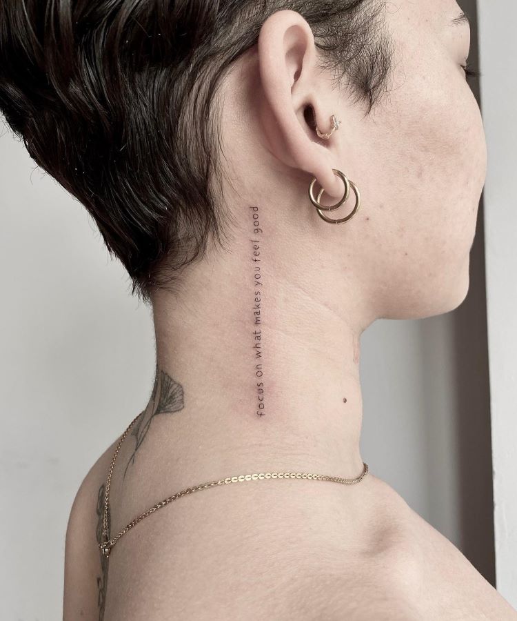 tatuagem escrita nuca