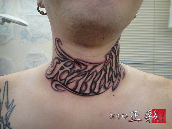 tatuagem lateral pescoço