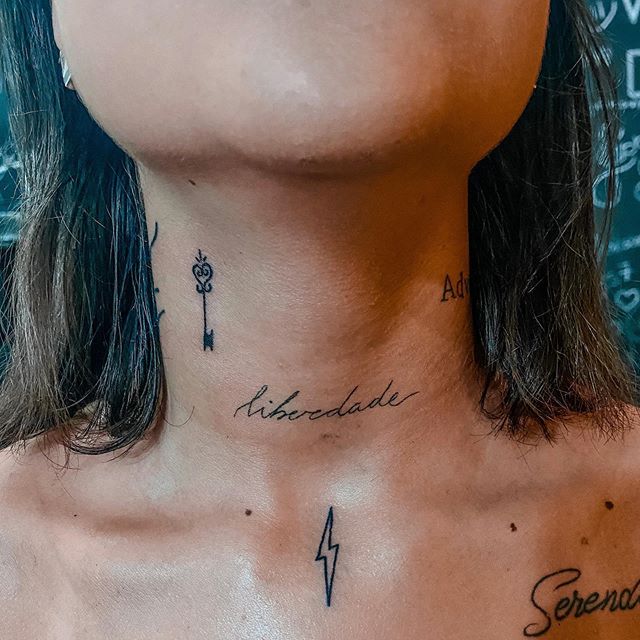 tatuagem delicada pescoço feminina