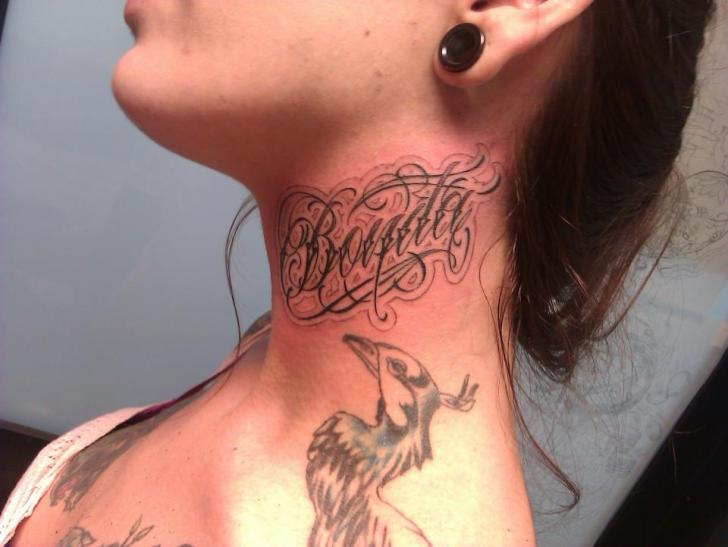 significado tatuagem escrita pescoço