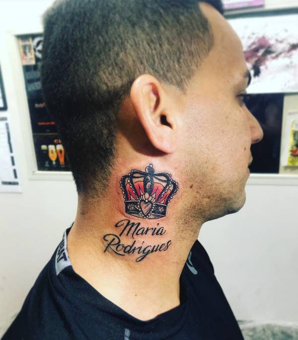 tatuagem delicada pescoço feminina