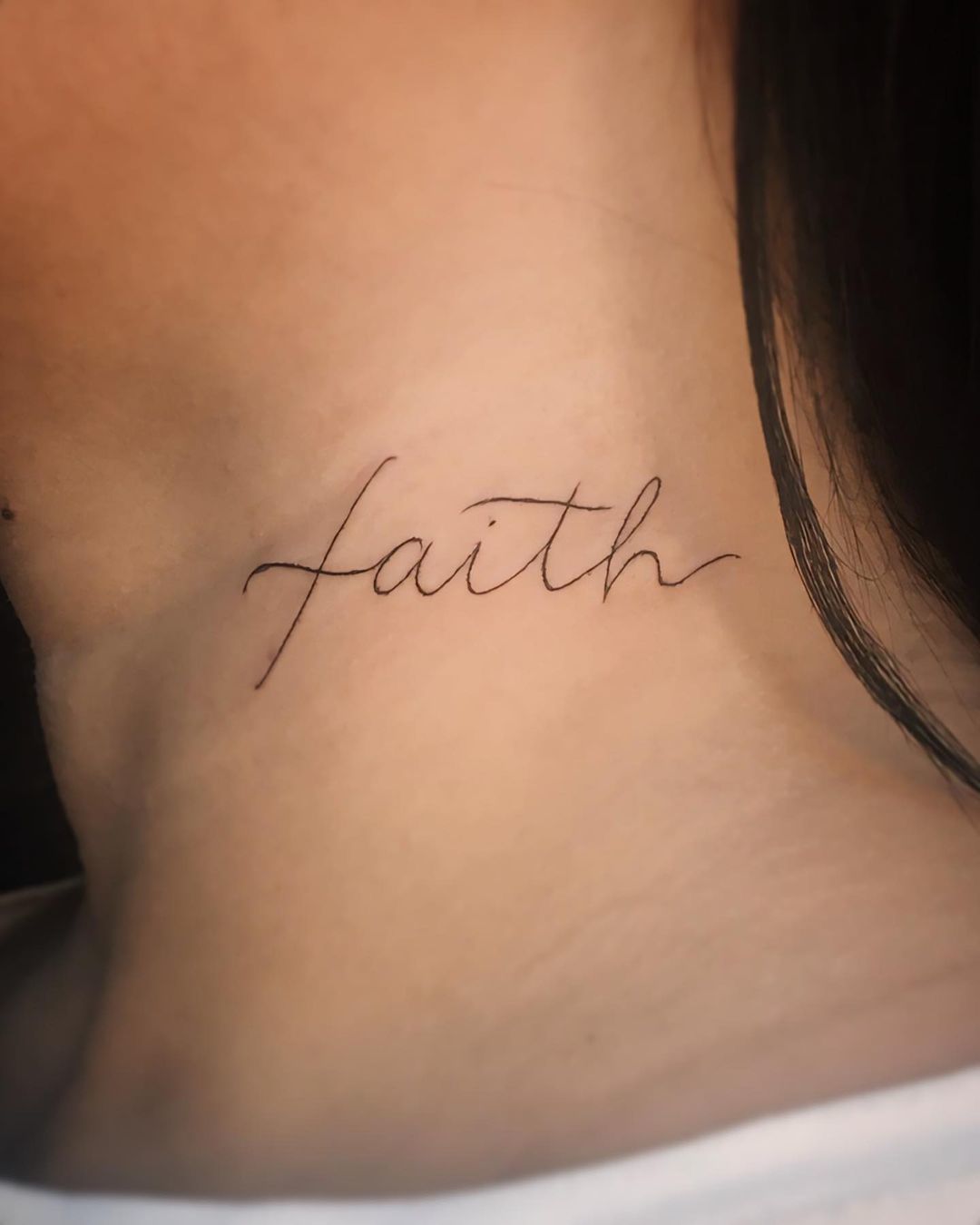 dor tatuagem pescoço
