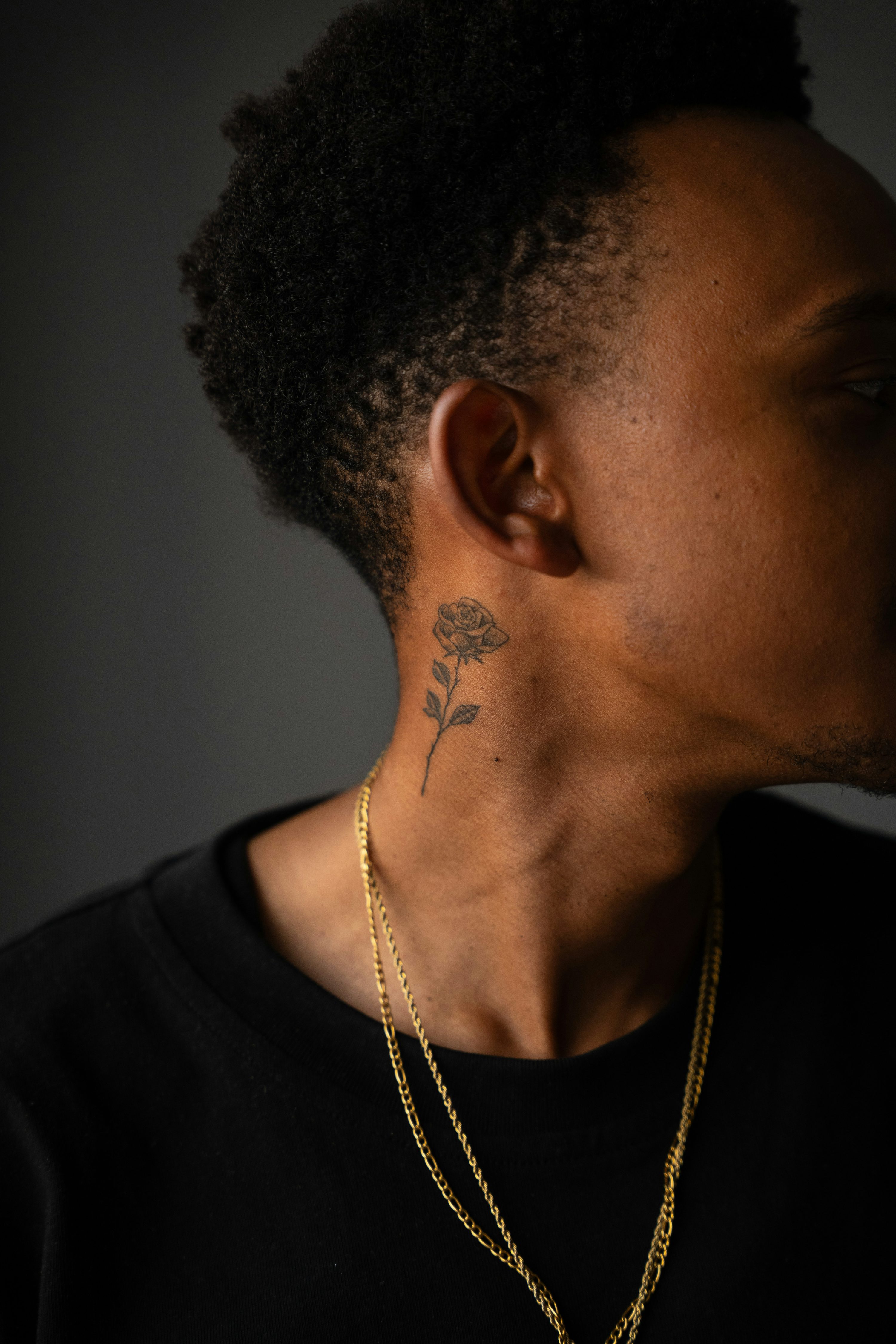 tatuagem fineline pescoço homem