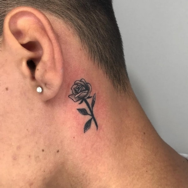 tatuagem atrás da orelha masculina