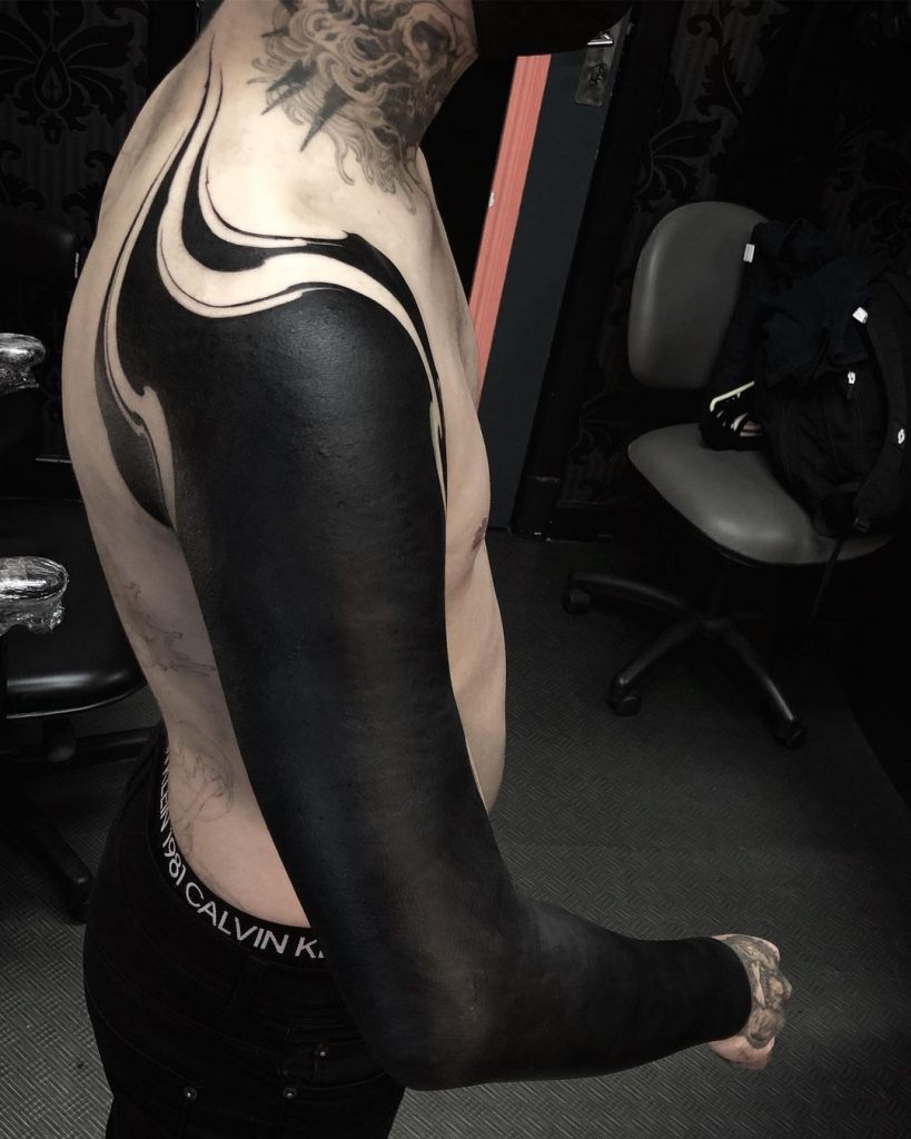 tatuagem blackout braço