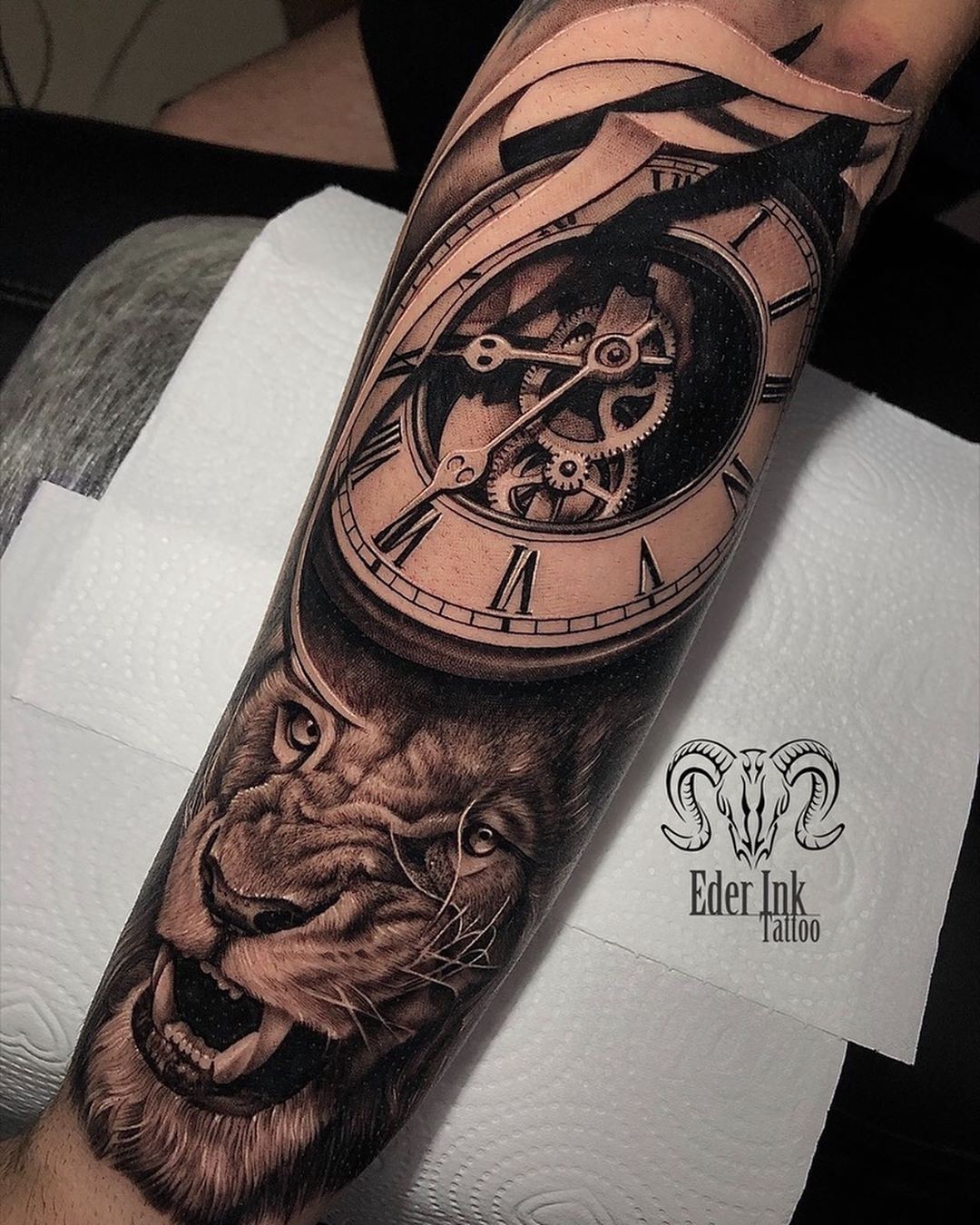 tatuagem geométrica cobrir nome braço