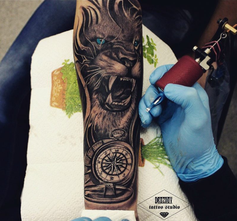 tatuagem de leão para cobrir nome no braço