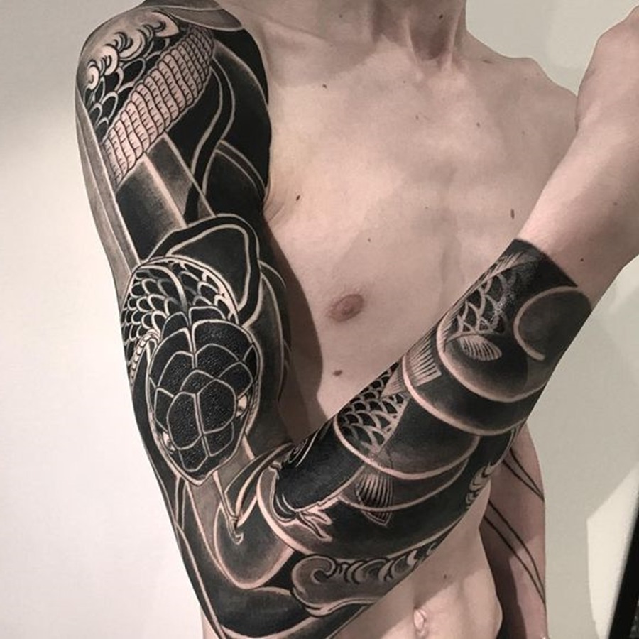 tatuagem de relógio para cobrir nome no braço