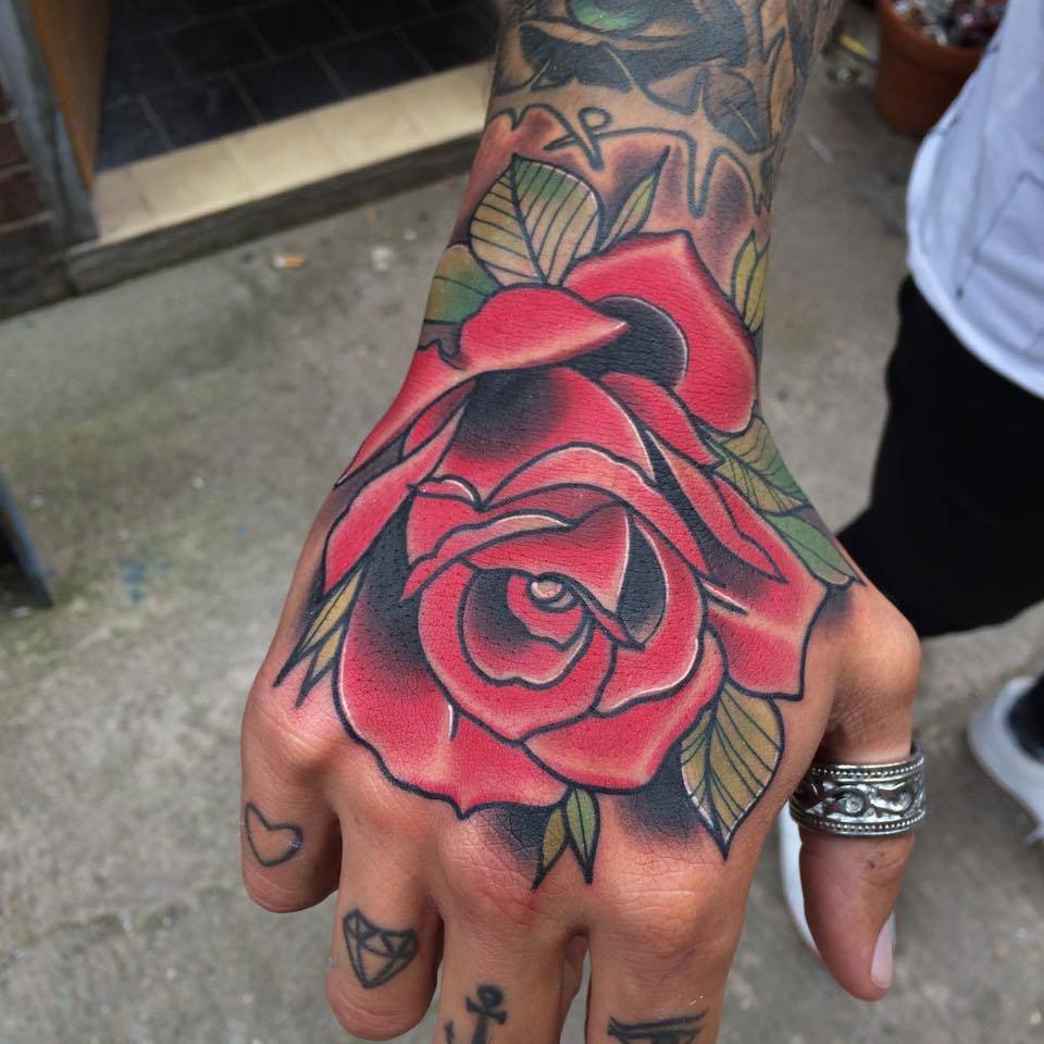 tatuagem masculina rosa mão