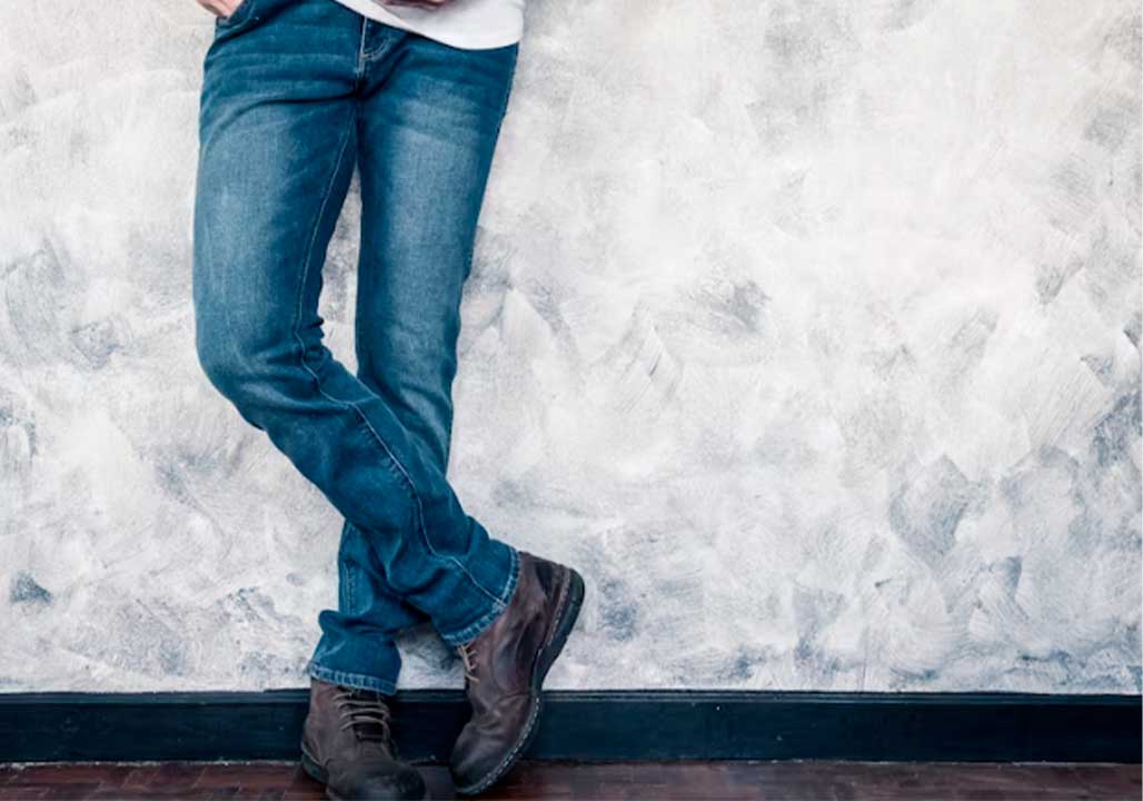 tênis minimalista masculino com jeans
