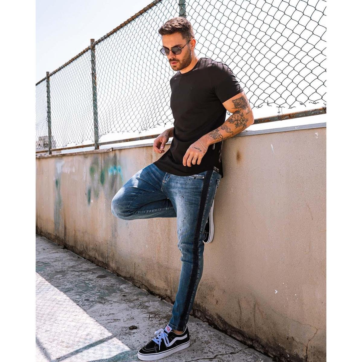 tênis de lona com jeans