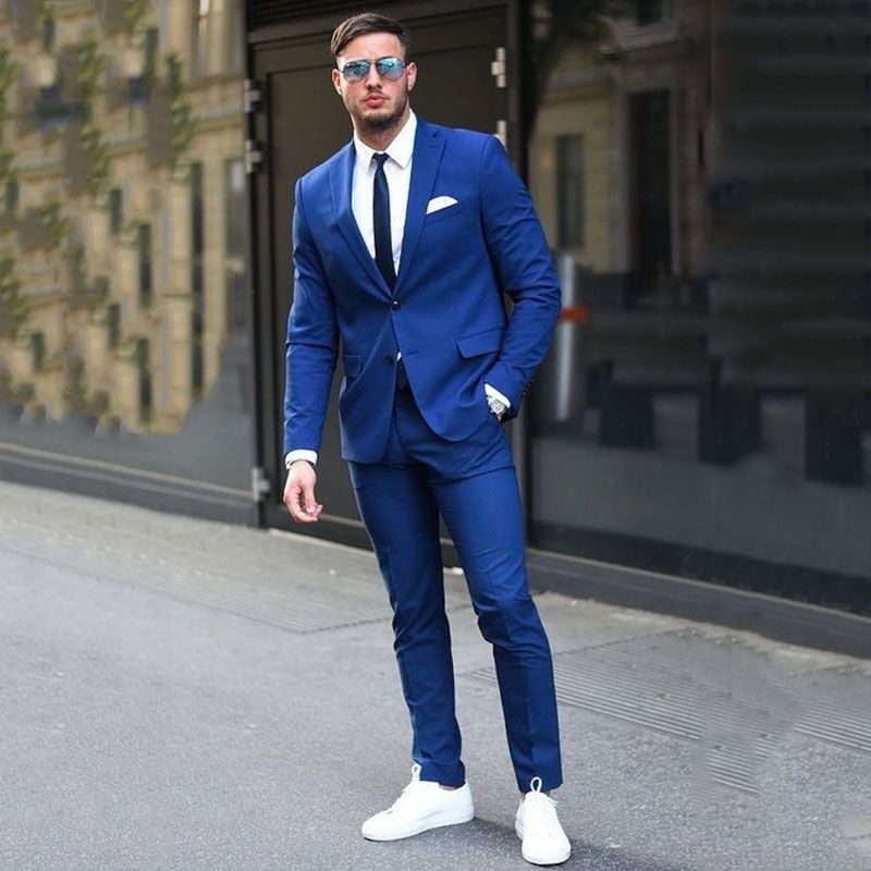 terno azul marinho com camisa branca