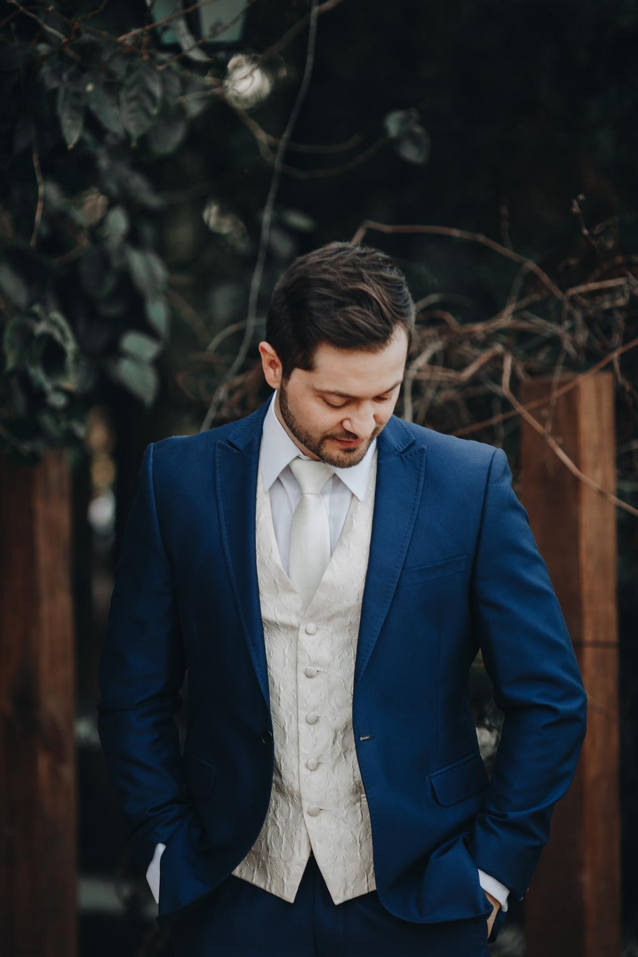 terno azul royal com camisa branca