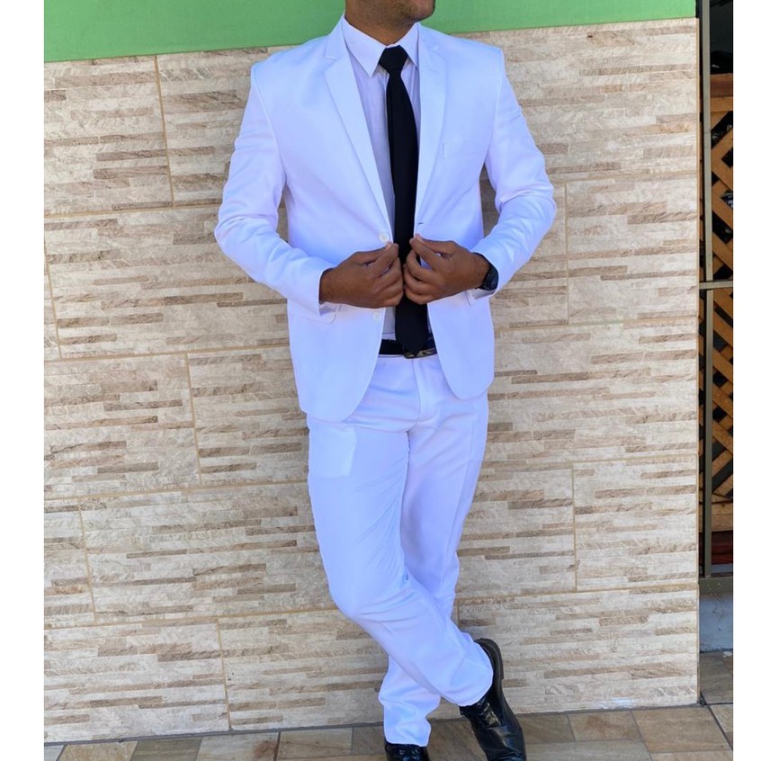 terno azul com tênis branco