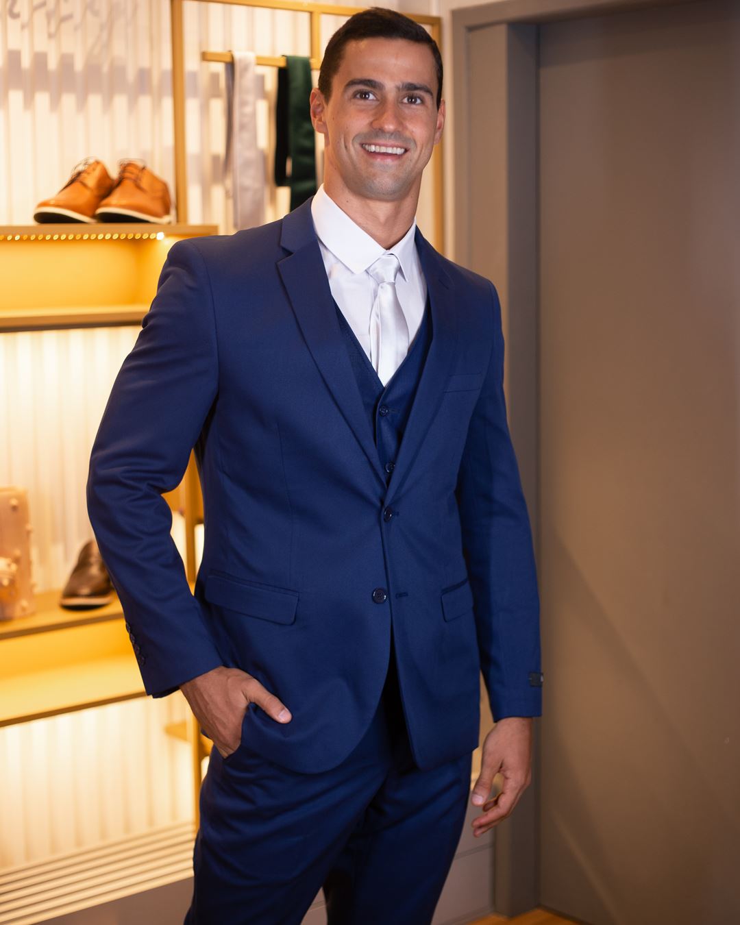 blazer azul com calça branca